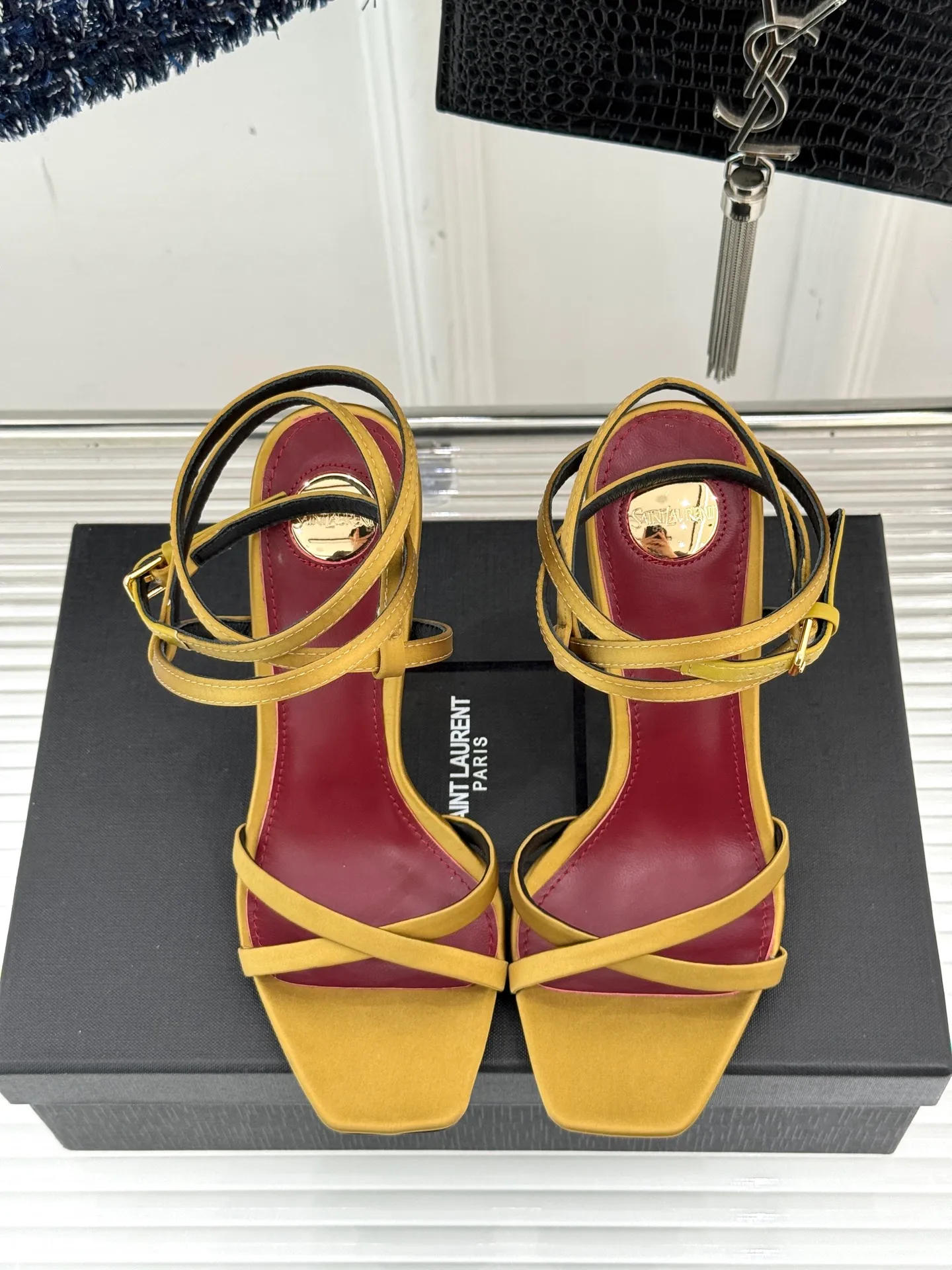 👟👟Ex-factory price 600👟👟 Saint Lauren*YSL Saint Laurent classic spring and summer letter heel cross-strap high-heeled sandals. High-heeled shoes that are suitable for both men and women. I love them. They are indeed the brand that understands women best. They are sold out as soon as they are new‼ ️ Especially the side lines are designed to be smooth, natural and slimming, making the whole pair of shoes layered and feminine. No matter what your usual style is, you must try it! The upper is made of imported cow patent leather, the lining is mixed sheepskin, and the Italian genuine leather outsole Heel height: 10.5cm Size: 35-39 (34/40/41 customized)